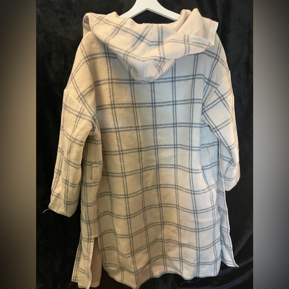 Cute coat 🧥 - Picture 2 of 2